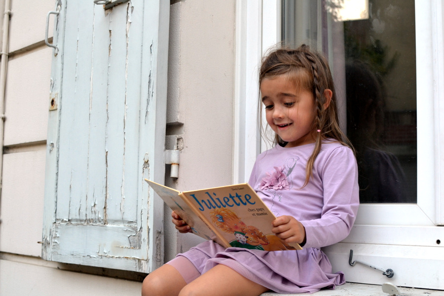 Lea reading Juliette