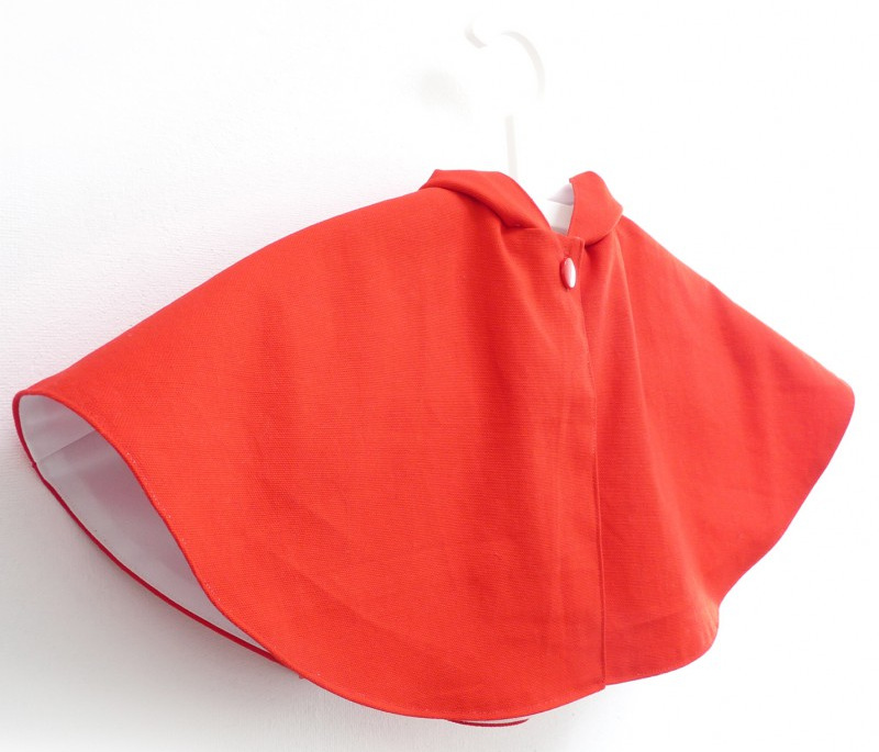 Red hooded cape fr-es