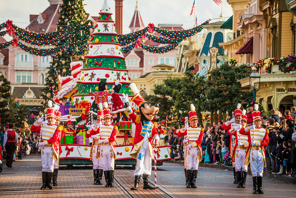 disneyland-paris-christmas-parade-2-M